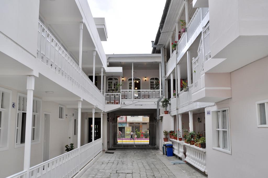 Hotel Europa Alausi Bagian luar foto