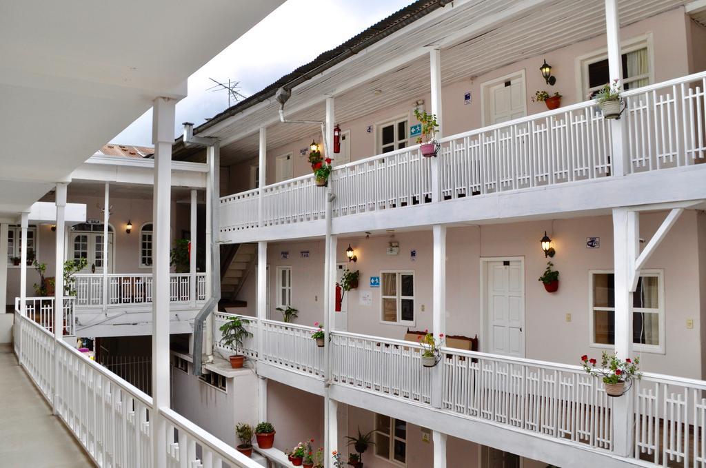 Hotel Europa Alausi Bagian luar foto