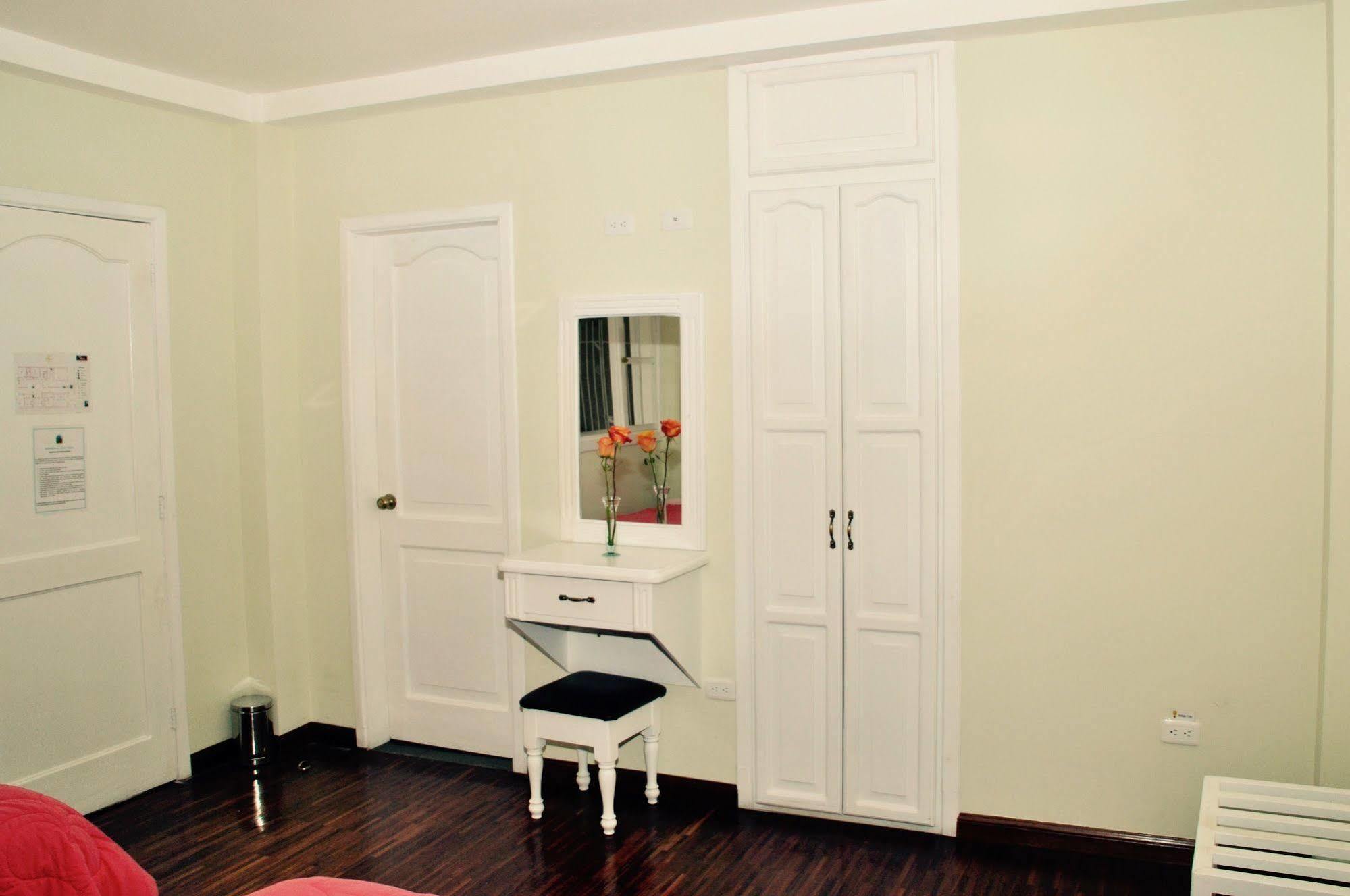 Hotel Europa Alausi Bagian luar foto
