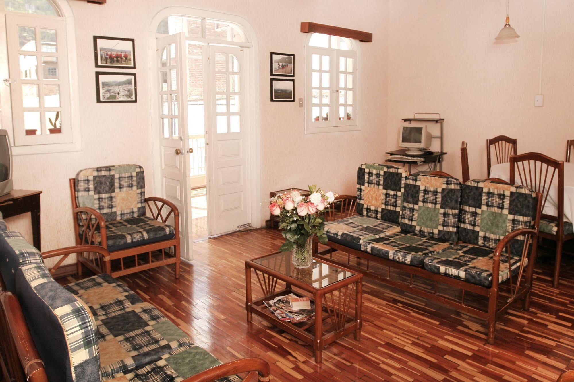 Hotel Europa Alausi Bagian luar foto